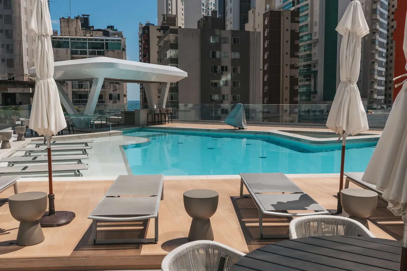 Piscinas externas aquecidas com bar molhado