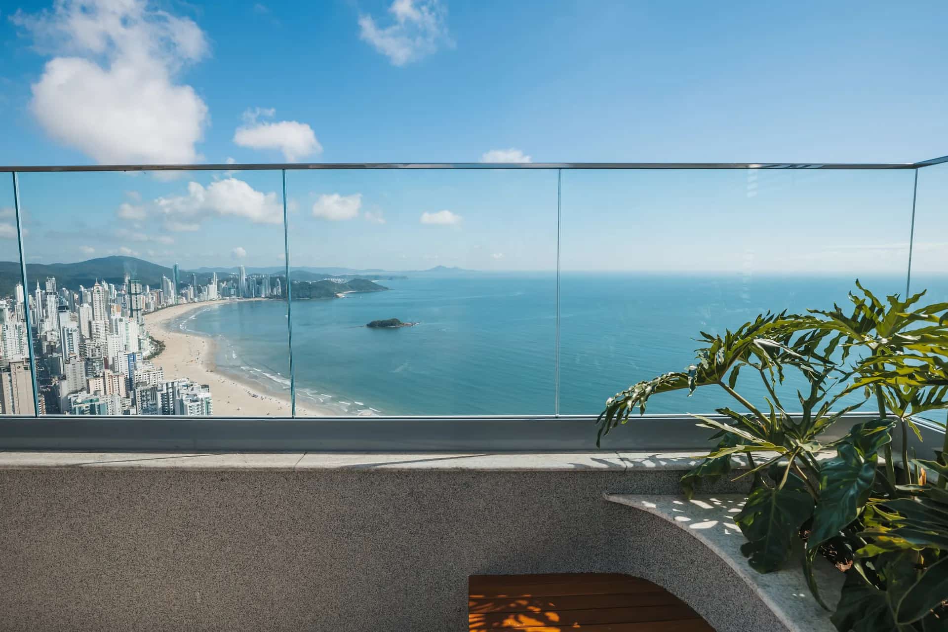 Rooftop com vista 360° para o mar e a cidade